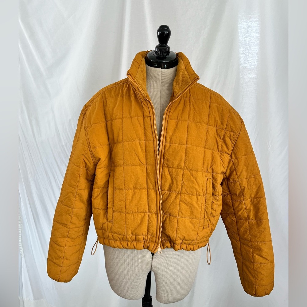 Women’s lightweight, packable insulated jacket.